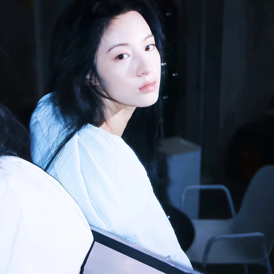 穿白丝绸的女人